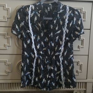 EZRA Birds with hats blouse, adorable! Size M EUC
